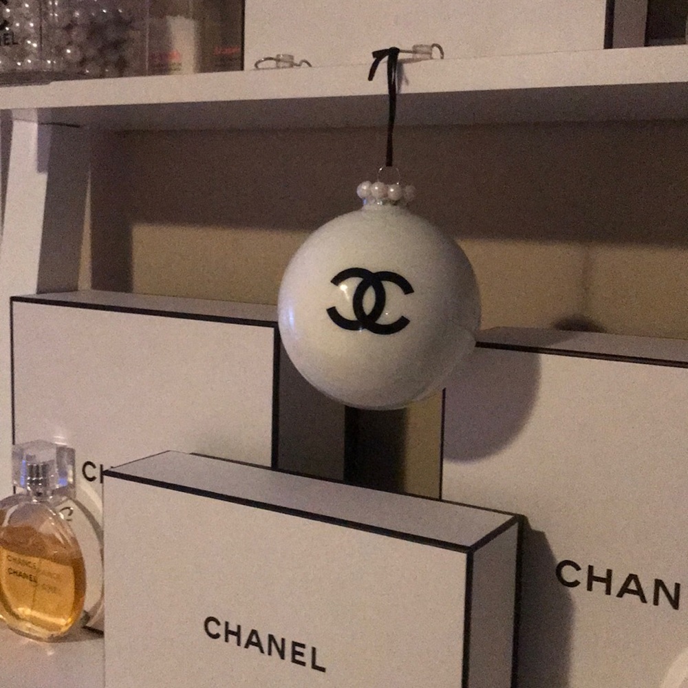 2large ornaments 2 medium ornaments